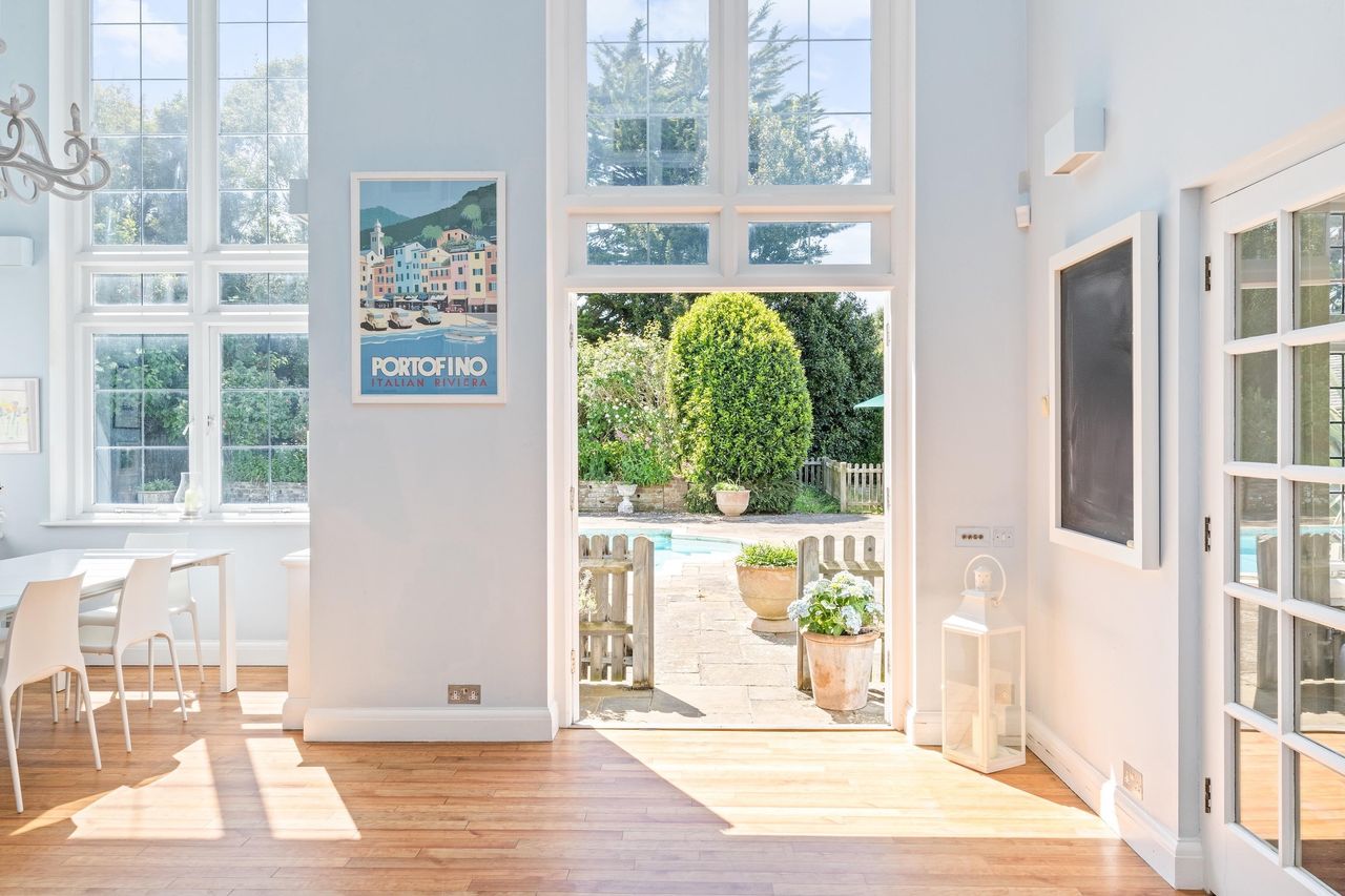 a-graceful,-elegant-beach-house-that-brings-the-italian-riviera-to-the-coast-of-west-sussex