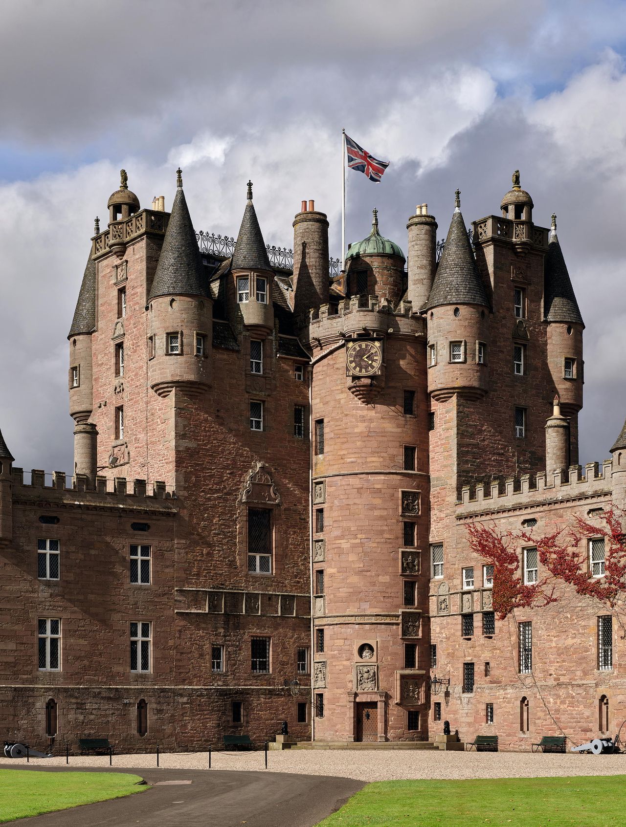 ‘it-is-so-full-of-turrets-and-lofty-buildings,-spires-and-towers,-it-looks-not-like-a-town-but-a-city’:-the-glamour-of-glamis-castle,-from-macbeth-to-the-queen-mother